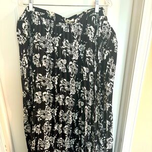 EUC 3x Lularoe Black and white floral Deanne maxi pleated wrap skirt